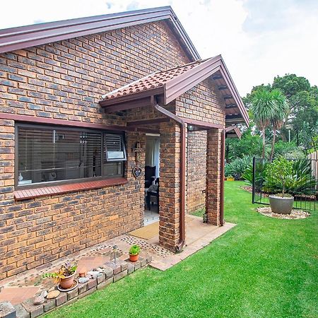 Leozet Self Catering Apartment Pretoria-Noord エクステリア 写真